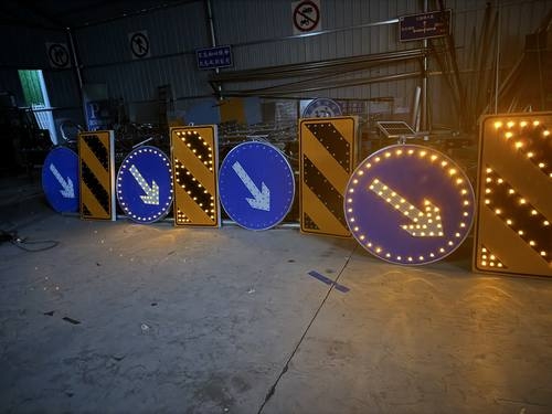 益阳益阳河南太阳能自发光交通路标牌厂家